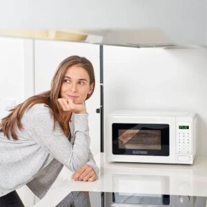 BLACK+DECKER BXMZ701E - Micro-ondes 700W, 20L, 10 niveaux puissance, Fonction grill, Fonction décongélation, Minuterie 99 min, Auto-menu avec 6 recettes, Compact