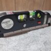 Niveau Laser Multifonction 3-en-1 "Fixit" – Laser, Niveau à Bulle et Mètre Ruban Intégré